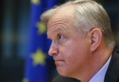 El vicepresidente de la Comisión Europea (CE) y responsable de Asuntos Económicos y Monetarios, Olli Rehn, a su llegada a la reunión de la Comisión de Asuntos Económicos del Parlamento Europeo el miércoles 8 de mayo de 2013 en Bruselas (Bélgica).