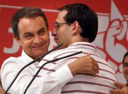 Zapatero abraza al nuevo secretario general de las Juventudes Socialistas, Sergio Gutiérrez.