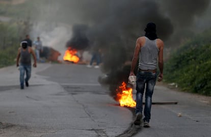 Varios palestinos, durante enfrentamientos con tropas israelíes, este viernes en Cisjordania.