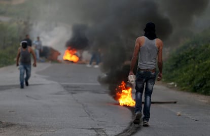 Varios palestinos, durante enfrentamientos con tropas israel&iacute;es, este viernes en Cisjordania.