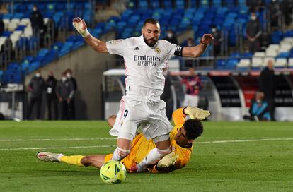 Bono derriba a Benzema en el área este domingo, en Valdebebas.