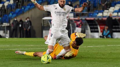 Bono derriba a Benzema en el área este domingo, en Valdebebas.