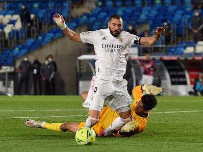 Bono derriba a Benzema en el área este domingo, en Valdebebas.