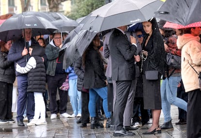 Devotos aguardar en el exterior de la basílica de La Macarena de Sevilla, este Jueves Santo.