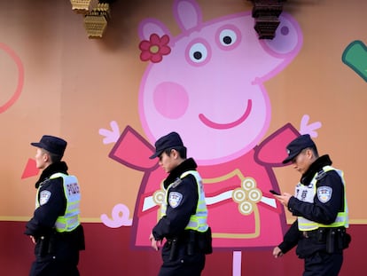 Policías frente a un cartel de Peppa Pig en Shanghái, el 25 de enero de 2019.