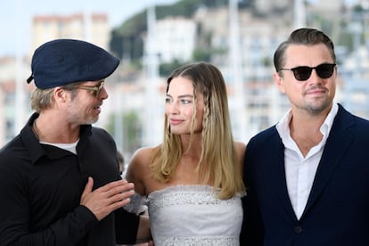 De izquierda a derecha, Brad Pitt, Margot Robbie y Leonardo DiCaprio asisten a un 'photocall' durante el noveno día de la 72ª edición del festival de Cannes, en Francia, el 22 de mayo de 2019. Los tres actores protagonizan el filme 'Once Upon a Time... in Hollywood', del director Quentin Tarantino, que participa en la competención este año.