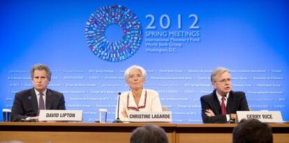 De izquierda a derecha, el número dos del FMI, David Lipton, la directora gerente, Christine Lagarde, y el portavoz del organismo Gerry Rice.