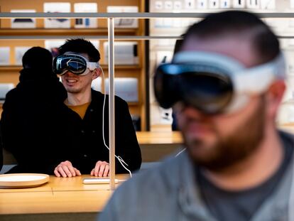 - Customers try on the Apple Vision Pro headset in a Apple Store at The Grove during the new device's launch in Los Angeles, California, USA, 02 February 2024