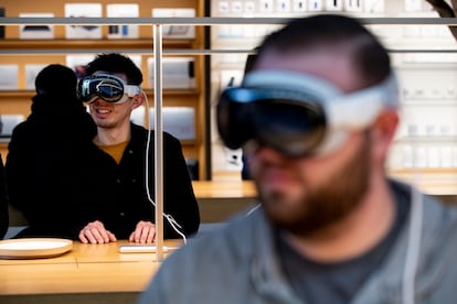 - Customers try on the Apple Vision Pro headset in a Apple Store at The Grove during the new device's launch in Los Angeles, California, USA, 02 February 2024