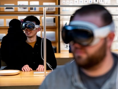 Varios clientes prueban las Vision Pro de Apple en una tienda de Los Ángeles (Estados Unidos).