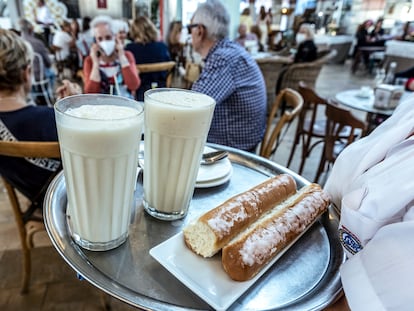 Vasos de horchata y 'fartons', en el mercado de Colón de Valencia.