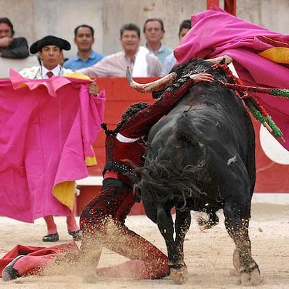 Cogida de Matías Tejela el pasado sábado en la plaza de Nimes.