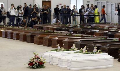 Los féretros de los ahogados en el naufragio de Lampedusa en 2013.