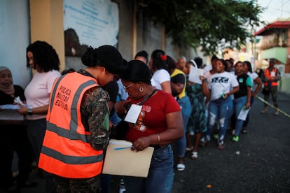 Un elemento de la Policía Militar Electoral afuera de un centro de votación.