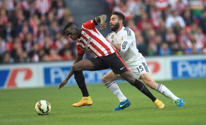 Iñaki Williams disputa un balón con Carvajal