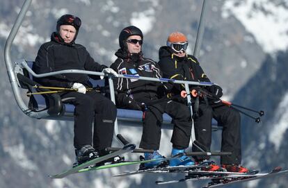 El presidente ruso Vladímir Putin (I) junto con el primer ministro Dimitri Medvedev (C) en telesilla durante su visita a los atletas paralímpicos que formaban parte del proyecto Laura y que entrenaban cerca de la ciudad de Sochi.