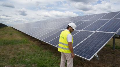 Un inspector revisa una instalación fotovoltaica en Constancia (Uruguay).