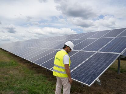 Un inspector revisa una instalación fotovoltaica en Constancia (Uruguay).