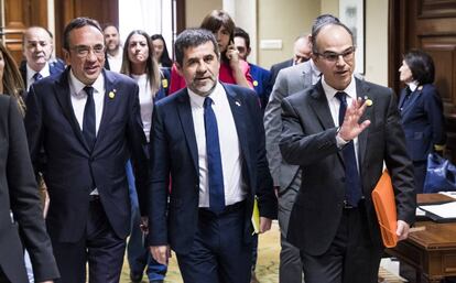 Els diputats electes de JxCat, d'esquerra a dreta, Josep Rull, Jordi Sànchez i Jordi Turull, a la sortida del registre del Congrés després de lliurar les credencials.