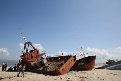 Barcos encallados en la costa de la provincia de Sofala, en Mozambique.