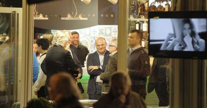 El presidente de la Diputación, en el centro con brazos cruzados, en la inauguración del local.
