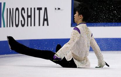 Hanyu tras fallar un salto en el City Garden de Boston.