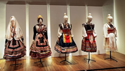 Trajes regionales españoles expuestos en la casa-museo de Victor Hugo de París.