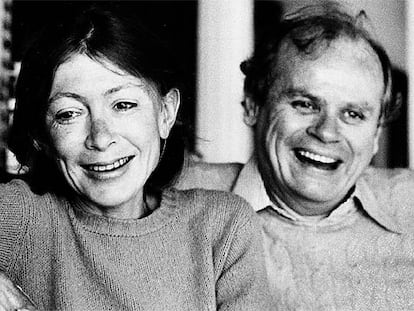 Joan Didion y su marido, el escritor John Gregory Dunne, en una foto de 1977.
