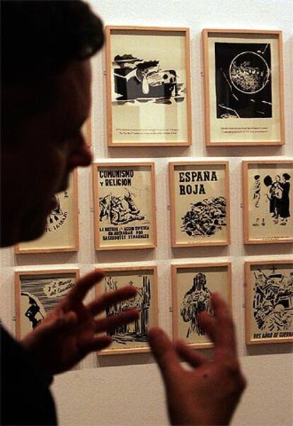 El artista Fernando Bryce, ayer, en la exposición.