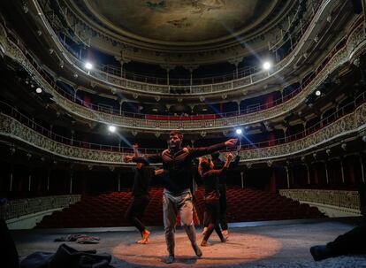 Los actores de la obra 'Numancia' durante un ensayo en el Teatro de la Comedia de Madrid.