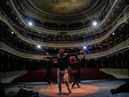 Los actores de la obra 'Numancia' durante un ensayo en el Teatro de la Comedia de Madrid.