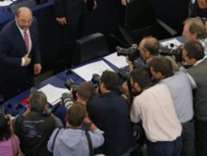 El reci&eacute;n reelegido presidente del Parlamento Europeo, Martin Schulz, posa para los fot&oacute;grafos. 