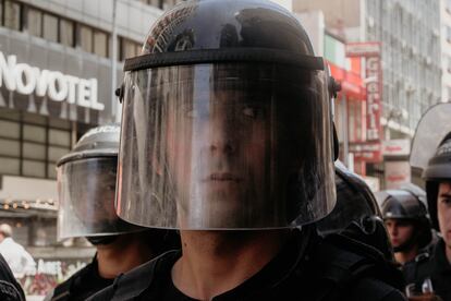 Policías antidisturbios desplegados alrededor de los manifestantes.