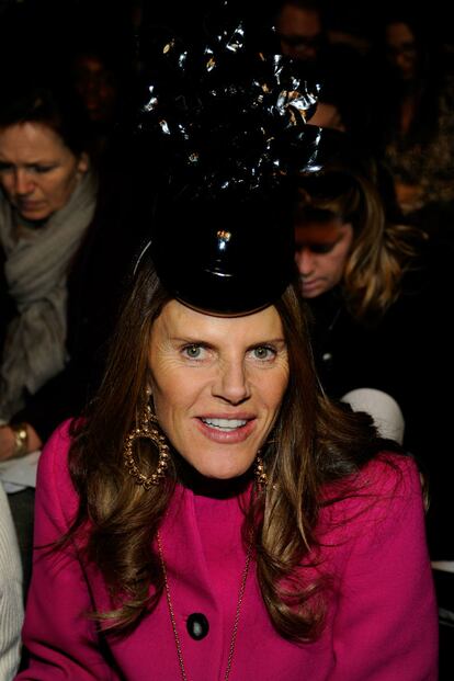 Hay que pensarse bien dónde sentar a Anna Dello Russo. Sus sombreros tapan la vista. Aunque los de segunda fila no sean terriblemente importantes, siempre puede molestar a algún plumilla enfadado que ponga mal la colección.