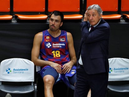 Pesic y Oriola, tras caer en la final ante el Baskonia. EFE