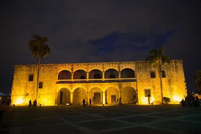 Fotografía que muestra el museo Alcázar de Colón con las luces encendidas antes de la Hora del Planeta en Santo Domingo (República Dominicana).