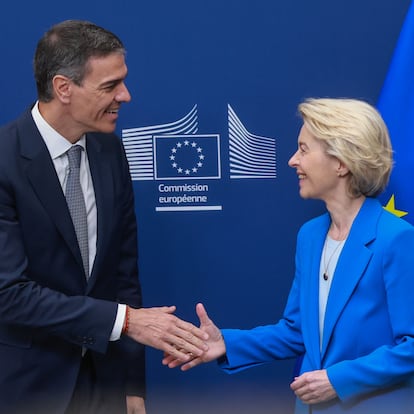 BRUSSELS (Belgium), 28/05/2025.- European Commission President Ursula von der Leyen (R) welcomes Spanish Prime Minister Pedro Sanchez (L) ahead to their meeting in Brussels, Belgium, 28 May 2025. (Bélgica, España, Bruselas) EFE/EPA/OLIVIER HOSLET
