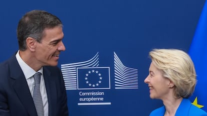 BRUSSELS (Belgium), 28/05/2025.- European Commission President Ursula von der Leyen (R) welcomes Spanish Prime Minister Pedro Sanchez (L) ahead to their meeting in Brussels, Belgium, 28 May 2025. (Bélgica, España, Bruselas) EFE/EPA/OLIVIER HOSLET