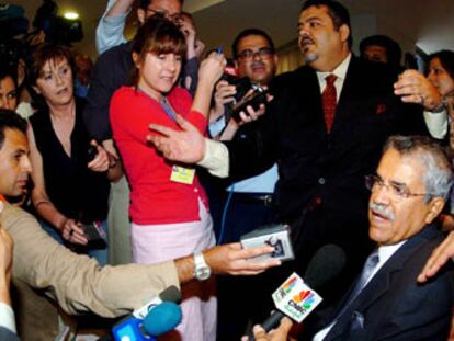 Ali Naimi atiende a la prensa tras su llegada a Beirut para la reunión que celebra la OPEP mañana.
