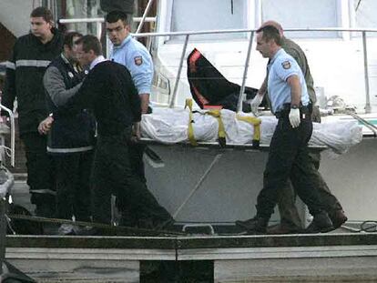 La policía francesa traslada el cadáver del tunecino Taufik el Amri, localizado en un canal de Nantes.