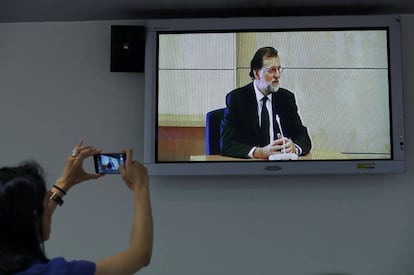 Una periodista hace una foto a Mariano Rajoy mientras declara por el 'caso Gürtel'.