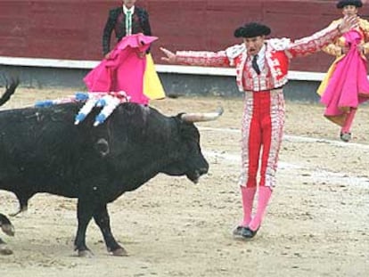 Rafael Perea, <i>El Boni,</i> saliendo de un par de banderillas en el cuarto toro.