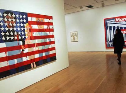 En primer plano, <i>La bandera está sangrando</i> (1967), de Faith Rinnggold. Al fondo, una visitante ante  <i>El mejor amigo del hombre</i> (1087), de Barbara Kruger.