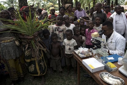 Un técnico de microscopio del equipo móvil de la DNDI analiza una muestra de sangre en el pueblo de Yalikombo para detectar un posible caso de enfermedad del sueño. La RDC cuenta con unos treinta equipos móviles para el diagnóstico activo en las zonas endémicas, integrados por técnicos de microscopio, chóferes, guardián, enfermeros, un coordinador y un agente de movilización social y lucha antivectorial.