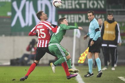Saborit lucha por el balón con Stephan Auer.