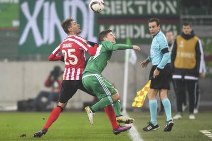 Saborit lucha por el bal&oacute;n con Stephan Auer.