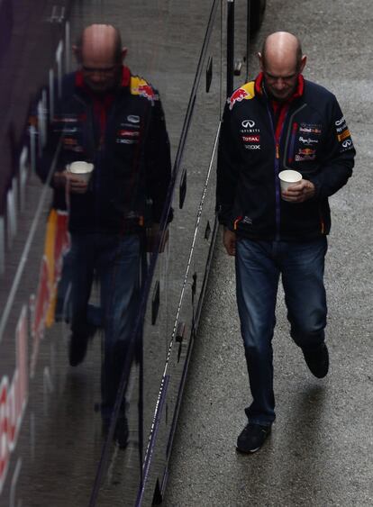 Adrian Newey, jefe técnico de Red Bull, paseando por el 'paddock' del circuito de Jerez.