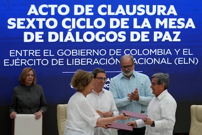 La firma de acuerdo de paz entre el gobierno colombiano y el ELN, la Habana, Cuba, en 2024.