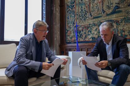 El presidente de la Generalitat, Ximo Puig, y el vicepresidente segundo, Héctor Illueca, este sábado, durante la reunión previa al debate de política general.