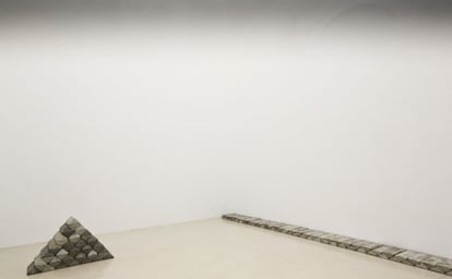 Carl Andre rompió con el hito escultórico vertical para establecer una nuevas relación de la obra con el espectador.